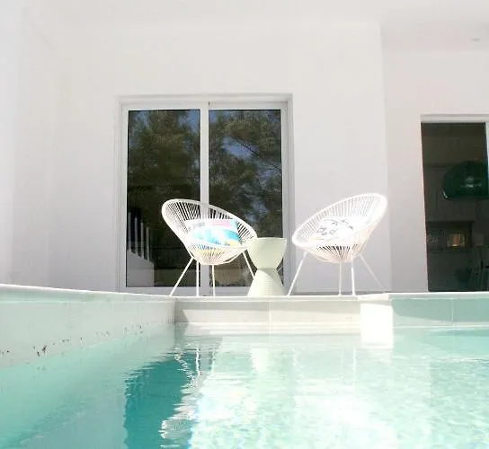 Апартаменты Splash With Private Pools Никиана