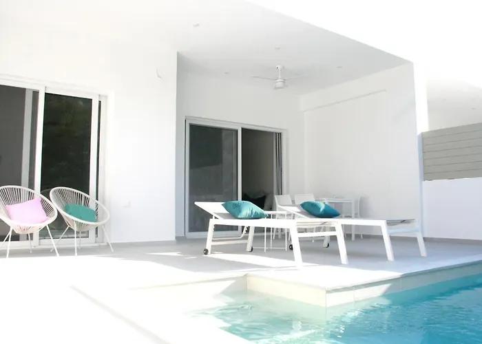 Апартаменты Splash With Private Pools Никиана