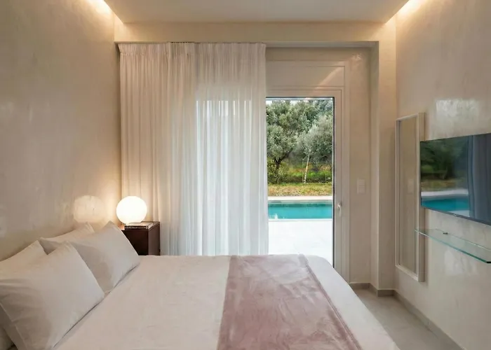 Апартаменты Splash With Private Pools Никиана