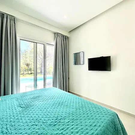 Splash With Private Pools דירה *
