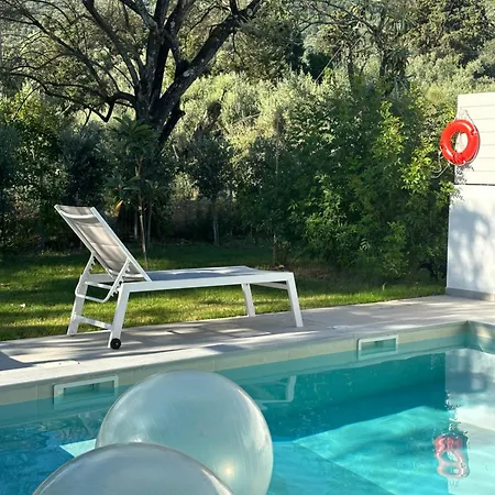 Апартаменты Splash With Private Pools