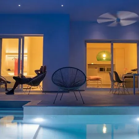 Splash With Private Pools Appartement Nikiana